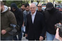 ΚΡΑΤΟΥΜΕΝΟΣ ΣΤΗΝ ΑΣΦΑΛΕΙΑ Ο ΑΚΗΣ ΤΣΟΧΑΤΖΟΠΟΥΛΟΣ