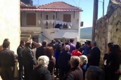 Ρουμάνοι, πατέρας και γιος βασάνισαν και σκότωσαν ηλικιωμένη στο σπίτι της! Αγανακτισμένοι κάτοικοι του χωριού ''πολιόρκησαν'' το αστυνομικό τμήμα για να τους λιντσάρουν.