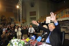 Ο Μ. Θεοδωράκης διαγράφει «Σπίθες» και στελέχη που στηρίζουν Καμμένο