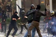 Άγριο ξύλο Χρυσαυγιτών και Αναρχικών στο Ηράκλειο σε τηλεοπτικό σταθμό!