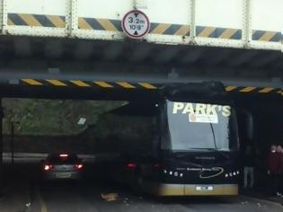 Φωτογραφία για Το πούλμαν της Μάδεργουελ κόλλησε σε μία γέφυρα όταν ο οδηγός αποφάσισε να κόψει δρόμο