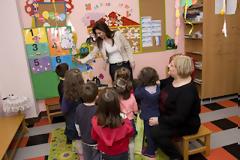 Κοντά στα παιδιά του σωματείου «Ελπίς», η Άρτεμις Διαλυνά