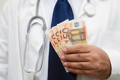 Γιατρός κατηγορείται ότι ζήτησε «φακελάκι» από ανάπηρο