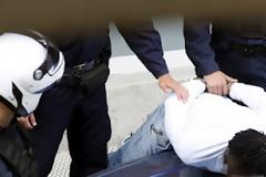 Πέταγαν την κοκαΐνη από το παράθυρο για να γλιτώσουν τη σύλληψη!