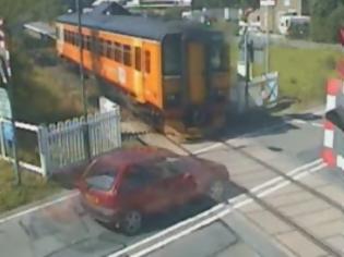 Φωτογραφία για Αυτοκίνητο γλιτώνει παρά τρίχα τη σύγκρουση με τρένο! [video]