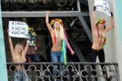 Οι γυμνόστηθες Ουκρανές ακτιβίστριες «χτυπούν» ξανά