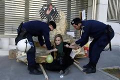 Προσαγωγές σε διαμαρτυρία ακτιβιστών έξω από τη γερμανική πρεσβεία