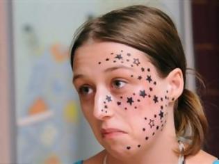 Φωτογραφία για ΔΕΙΤΕ: Ζωγράφισε 56 αστέρια στο πρόσωπό της