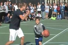 VIDEO: 8χρονος τα βάζει με παίκτες κολεγιακής ομάδας μπάσκετ!