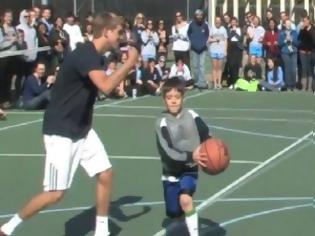Φωτογραφία για VIDEO: 8χρονος τα βάζει με παίκτες κολεγιακής ομάδας μπάσκετ!