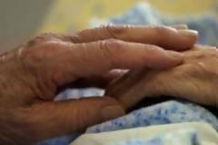 Πατέρας με γιο λήστεψαν, βίασαν και στραγγάλισαν ηλικιωμένη