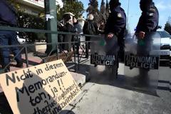 Γερμανοί και Έλληνες έκαναν “δώρο” στην Μέρκελ... ένα κουτί  σκ@τ@!