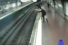 AΠΙΣΤΕΥΤΟ VIDEO: Οι κάμερες ασφαλείας καταγράφουν ένα γεγονός αυτοθυσίας.
