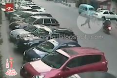 Γκρεμίζει δύο τσαντάκηδες, πετώντας τους το ποδήλατό του! (video)