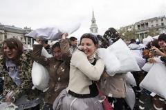ΔΕΙΤΕ: Ένας μαξιλαροπόλεμος αλλιώτικος από τους άλλους!
