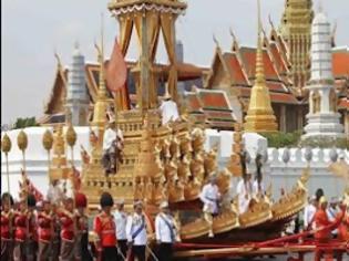 Φωτογραφία για Η σπάνια δημόσια εμφάνιση του βασιλιά της Ταϊλάνδης