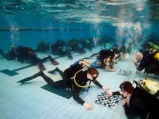 Φωτογραφία για Ένα «υποβρύχιο» τουρνουά ντάμας! [Video]