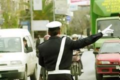 Ευχές και κόκκινα αυγά μοίρασε η τροχαία Κοζάνης