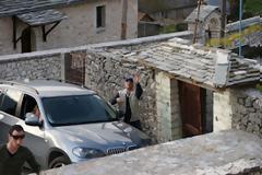 Aυστηρά απομονωμένος κάνει πασχαλινές διακοπές στο Δολό Πωγωνίου ο Κ. Καραμανλής!