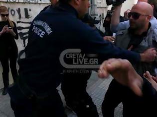Φωτογραφία για Θερμό επεισόδιο στα δικαστήρια Ηρακλείου...Οι κάτοικοι ήθελαν να λιντσάρουν τους Ρουμάνους βιαστές/δολοφόνους της ηλικιωμένης...