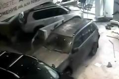 VIDEO: Μπήκε με το αυτοκίνητο στο κατάστημα γιατί βαρέθηκε να περιμένει!