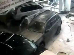 Φωτογραφία για VIDEO: Μπήκε με το αυτοκίνητο στο κατάστημα γιατί βαρέθηκε να περιμένει!