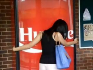 Φωτογραφία για VIDEO: Μηχάνημα αναψυκτικών ζητάει αγκαλιές!