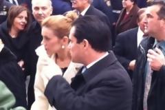 Πέταξαν γιαούρτια σε Άδωνι και Ευγενία!
