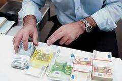 Έφυγε με λιγότερα χρήματα από το ταμείο της Συνεταιριστικής τράπεζας και τον έψαχνε ο ταμίας για να του δώσει το υπόλοιπο ποσό!