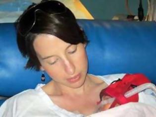 Φωτογραφία για Καρκινοπαθής καθυστέρησε τη χημειοθεραπεία για να γεννήσει την κόρη της