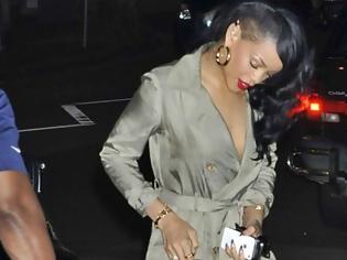 Φωτογραφία για Η Rihanna βγήκε έξω φορώντας μόνο καμπαρντίνα ( Photo )