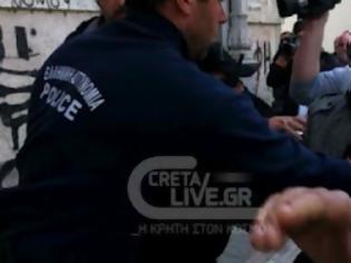 Φωτογραφία για Έξω από τα δικαστήρια την έπεσαν στους ρουμάνους που βίασαν και σκότωσαν την 85χρονη στην Κρήτη