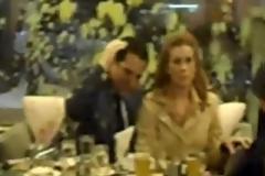 Γιαούρτια πέταξαν στον Άδωνι Γεωργιάδη σε ζαχαροπλαστείο... [video]