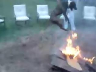 Φωτογραφία για Ο... αναστενάρης σκύλος που πηδάει πάνω από τη φωτιά! [Video]