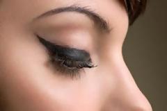 Πώς βάζουμε σωστά το eyeliner