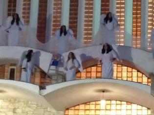 Φωτογραφία για VIDEO: Άγγελοι σκαρφαλωμένοι στο περβάζι ψάλλουν εκκλησιαστικούς ύμνους στην Αθήνα