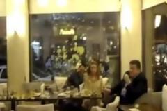 Το ζεύγος μπουμπούκου δέχθηκε επίθεση με γιαούρτια, πάστα κέτσαπ και μουστάρδα ( Video )