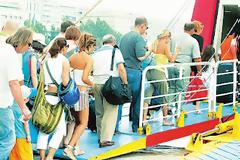 ΛΙΓΟΤΕΡΟΙ ΕΦΥΓΑΝ ΜΕ ΠΛΟΙΑ ΑΥΤΟ ΤΟ ΠΑΣΧΑ