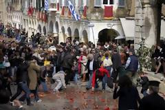Μηνύματα για έξοδο από την κρίση στις ευχές των πολιτικών αρχηγών
