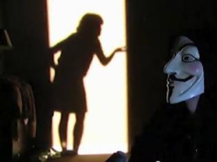 Φωτογραφία για «Διέρρευσε» συνομιλία μέλους των Anonymous με την μαμά του! [video]