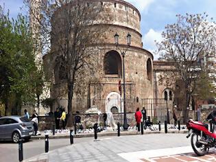 Φωτογραφία για Μήνυμα αναγνώστριας: Στο ελεός του το μνημειο της Ροτόντας στη Θεσσαλονίκη...εικόνα γκέτου και παρακμής