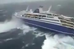ΑΠΙΣΤΕΥΤΟ! Βίντεο απεικονίζει τις εφιαλτικές στιγμές που έζησαν οι επιβάτες ενός κρουαζιερόπλοιου στην Ινδονησία απο το τσουνάμι.