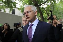 O Τζούλιαν Ασάνζ αρχίζει εκπομπή στο Russia Today...