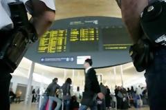 Διαδήλωση των ακτιβιστών στο αεροδρόμιο του Παρισιού