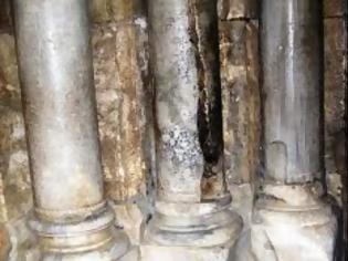 Φωτογραφία για Η σχισμένη καί μαυρισμένη Κολόνα στην είσοδο του ναού της Αναστάσεως μαρτυρεί το θαύμα του Αγίου Φωτός