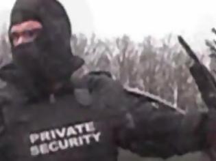 Φωτογραφία για ΑΝ ΕΙΝΑΙ ΔΥΝΑΤΟΝ! Κουκουλοφόροι security στο δάσος των Σκουριών την πέφτουν σε 6 γυναίκες - Δείτε το συγκλονιστικό βίντεο