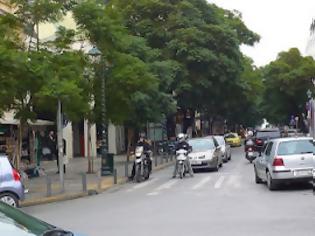 Φωτογραφία για Μ. Σάββατο μεσημέρι: Αρχή οδού Αθηνάς - Μοναστηράκι: Ο μπάτσος αστυνόμος δεν θα γίνει ποτέ!