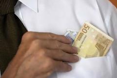 Πρόταση-σοκ από τρόικα: Νομιμοποιήστε το φακελάκι!