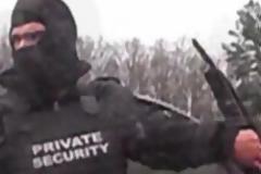 VIDEO: Σεκιούριτι φορώντας κουκούλες την έπεσαν σε 6 γυναίκες!