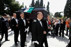 Σκέψεις ενός αυτόνομου συναγωνιστή σχετικά με την αυτοκτονία στο Σύνταγμα